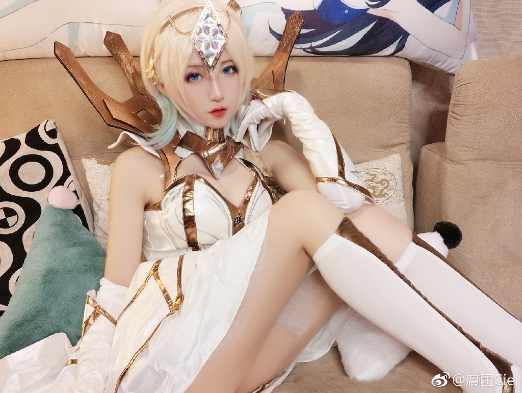 Lux-Cosplay-Costume-LOL-Lux-2018-Ciel-00.jpg