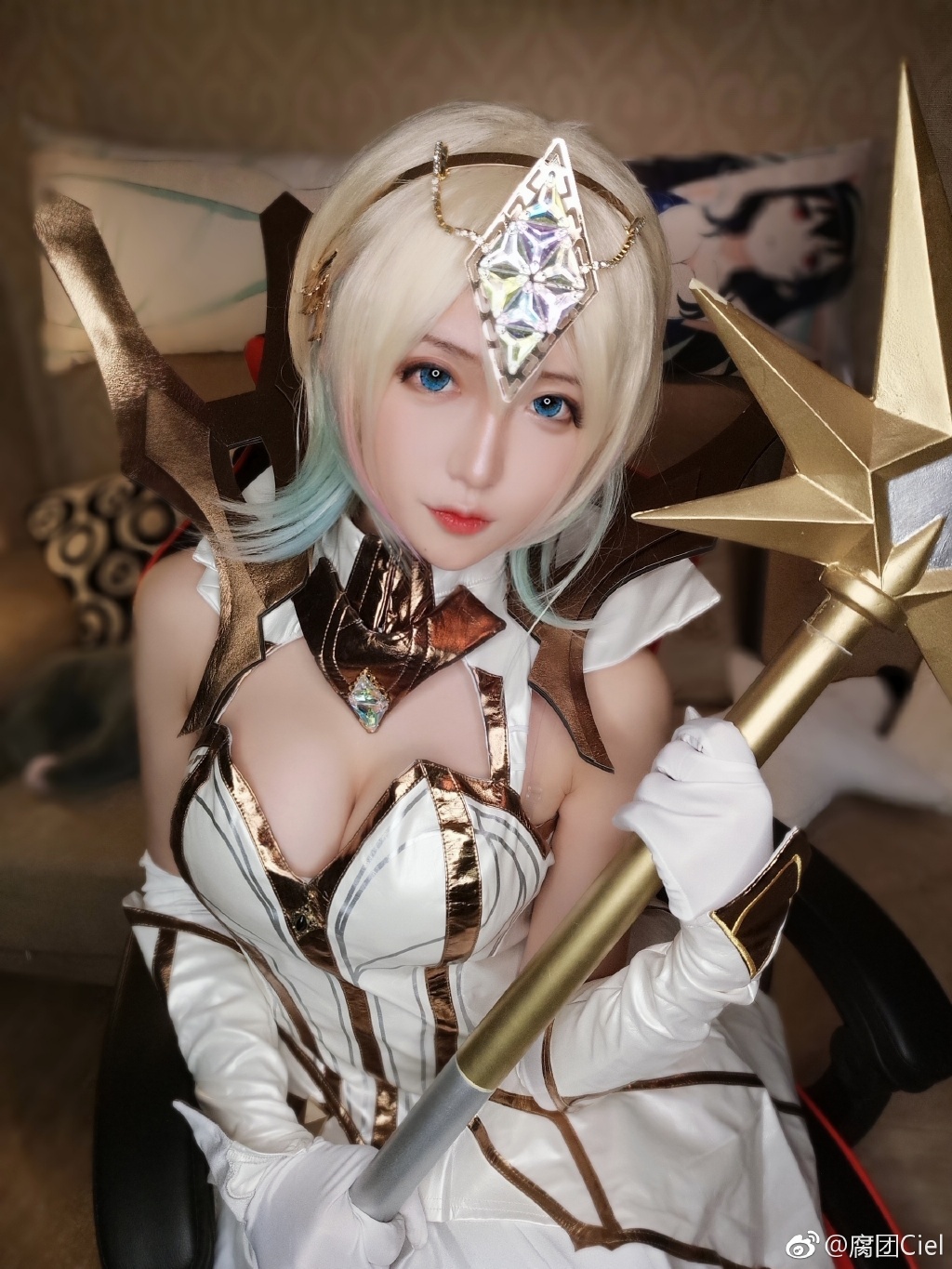 Lux-Cosplay-Costume-LOL-Lux-2018-Ciel-03.jpg