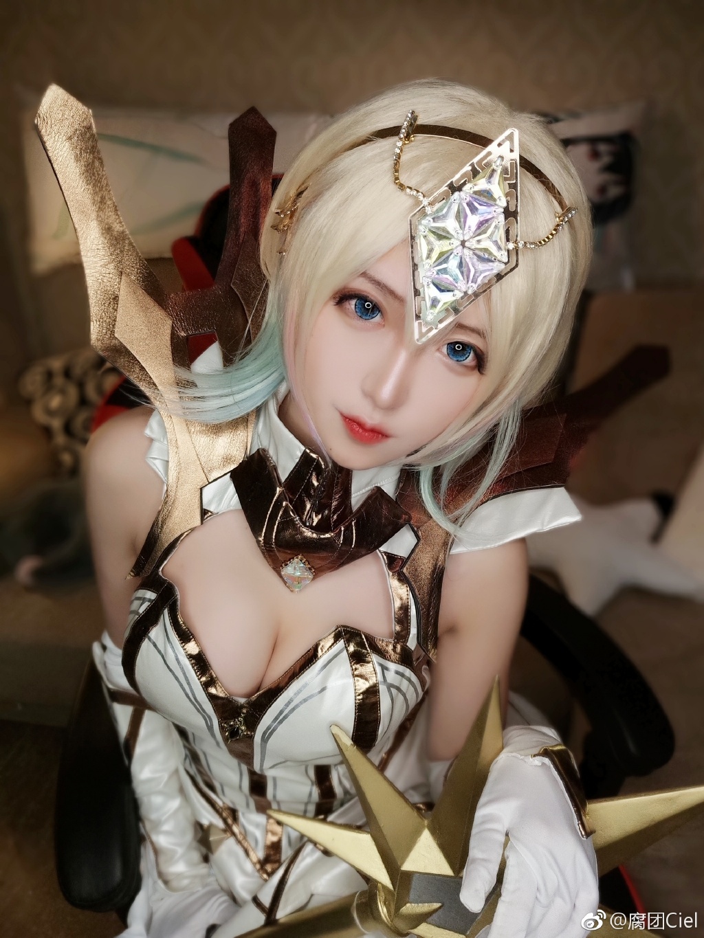 Lux-Cosplay-Costume-LOL-Lux-2018-Ciel-04.jpg