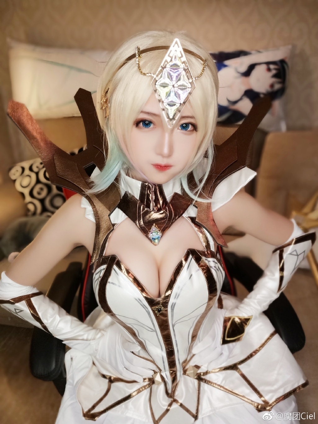 Lux-Cosplay-Costume-LOL-Lux-2018-Ciel-05.jpg