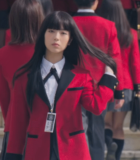浜辺美波-Long-Black-Hair-School-Girl-Costume.gif