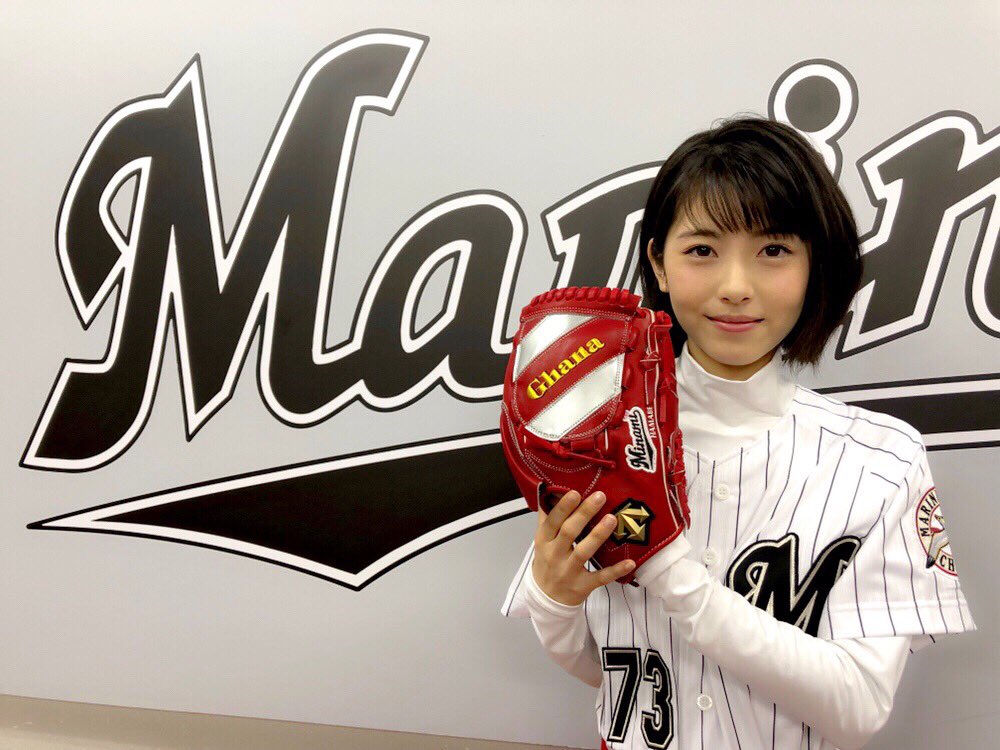 Hamabe Minami with gloves  @ Chiba LoTTE Stadium 2019.jpg