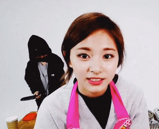 Tzuyu-Wink-and-Cooking-Vlive-2017-03-12.gif