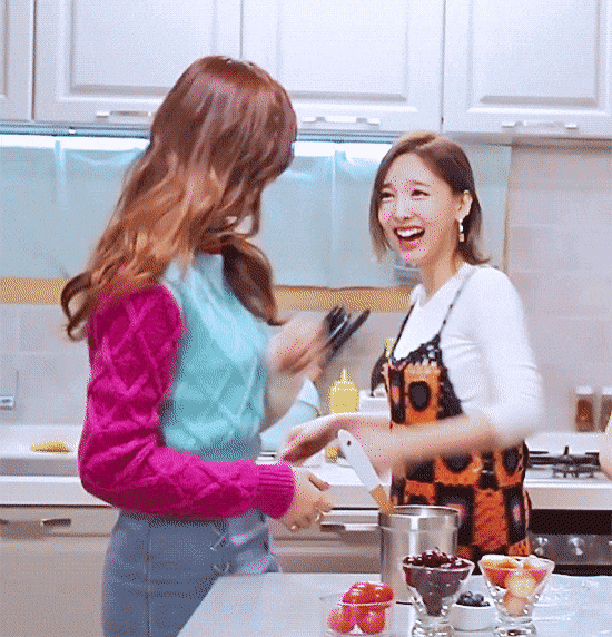 NaTzu - Tzuyu is Teasing NaYeon (Cooking Kitchen).gif