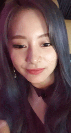 tzuyu-kiss-pout-2019-10-11-After-Coach-Event.gif