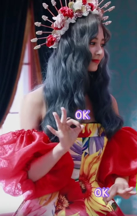 Tzuyu-OK-and-OK-finger.jpg