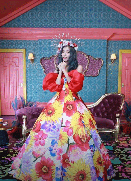 Tzuyu-Flower-Gesture-and-Crown-Drop-Doll-Costume-Feel-Special-Vertical-Cam-2019-10-24.gif