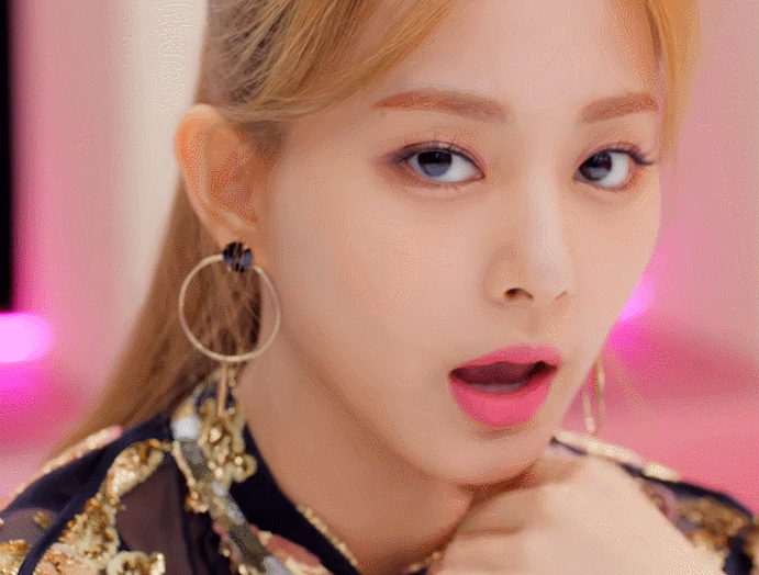 PonyTail-Blond-Tzuyu-GIF-Fake-and-True-Face-Close-Up.gif