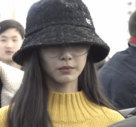 (B7-169_ ICN-TPE) Tzuyu-Talking-with-Manager.gif