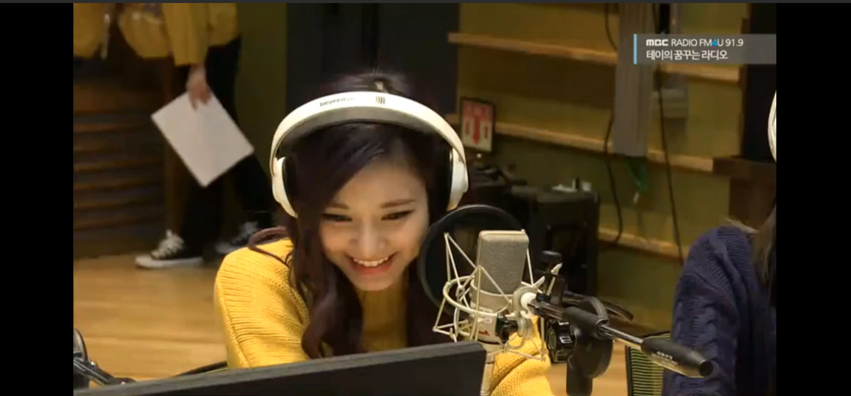 2016-11-01-Tzuyu-MBC-radio-yellow-knitting-sweater-1.jpg