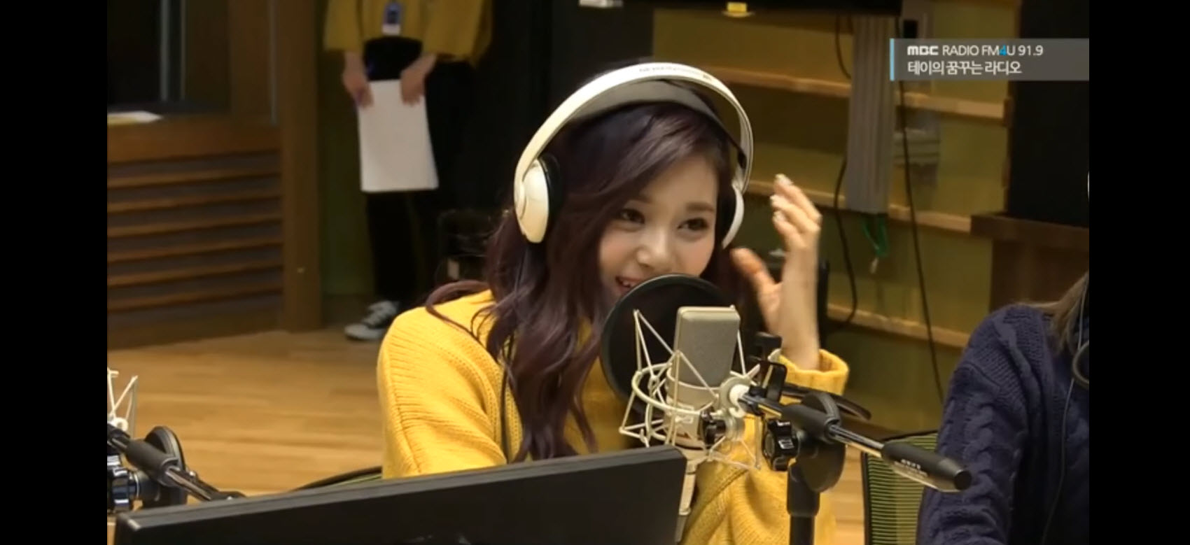 2016-11-01-Tzuyu-MBC-radio-yellow-knitting-sweater-2.jpg