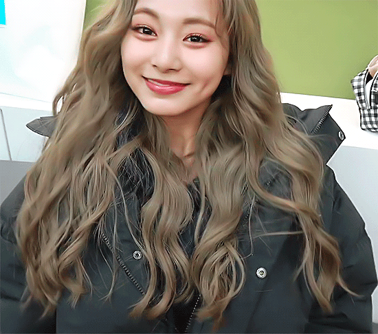 tzuyu-MBC-2019-12-31-Festival-smile-triple-stage-smile.gif
