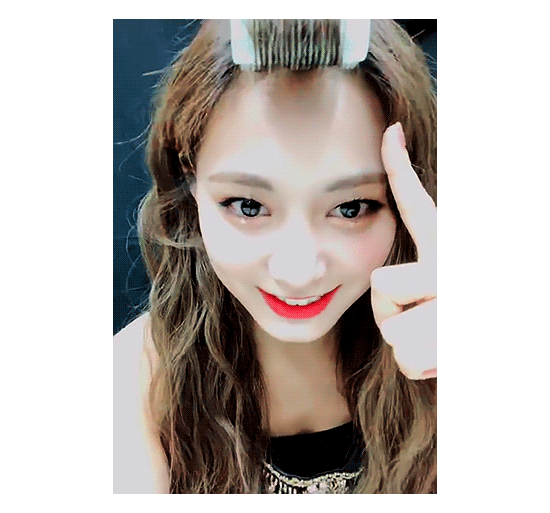 Tzuyu points her bangs hair curler 2020-02-23-Vlive.gif