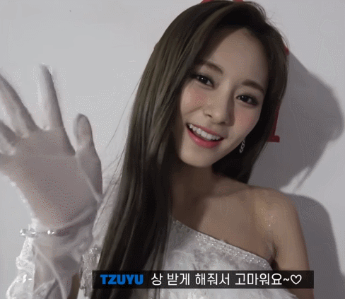 Tzuyu-Wave-Her-Hand-Seoul-Music-Awards-2020.gif
