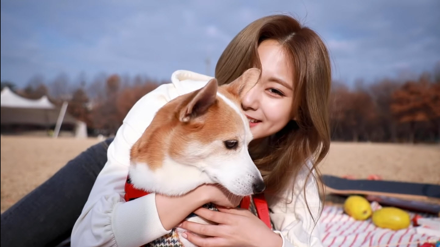 Tzuyu hugs a dog