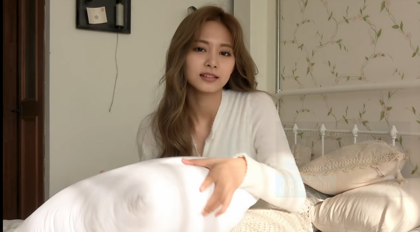 tzuyu-pillow-fight-with-you.jpg
