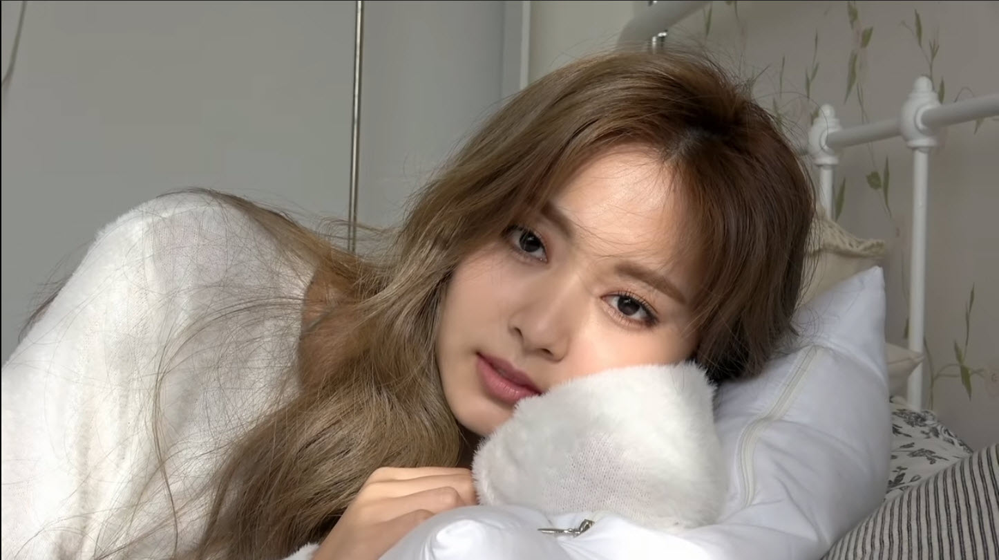 tzuyu-bedside-glance.jpg