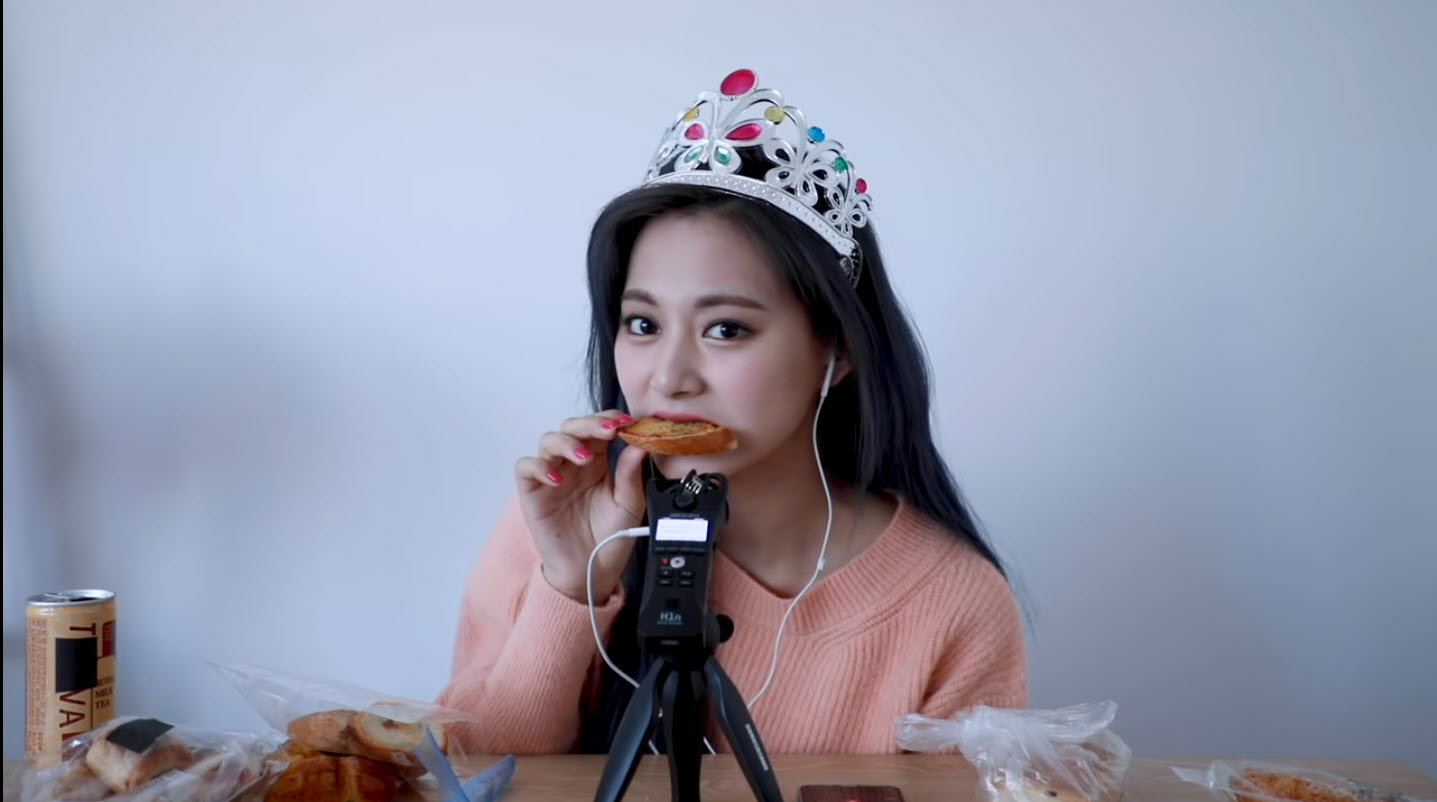 Eating French Bread Tzuyu.jpg