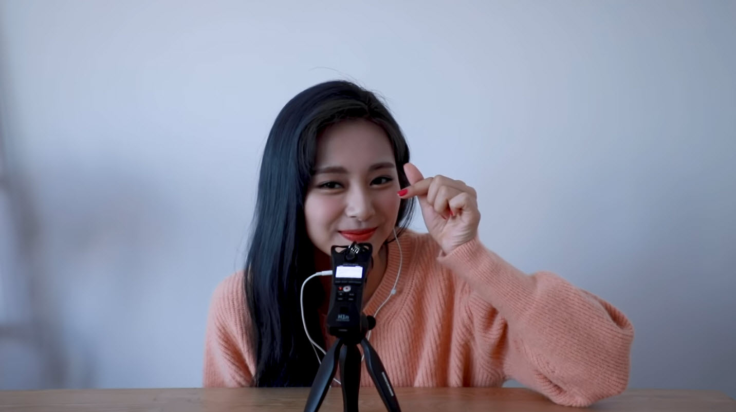 ASMR-tzuyu-finger-heart.jpg