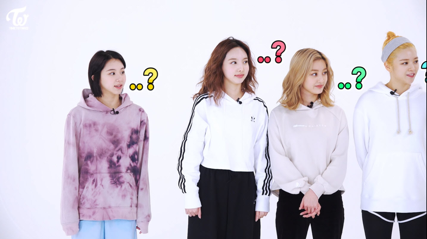 Chaeyoung, Nayeon, Jihyo, Jeongyeon question mark