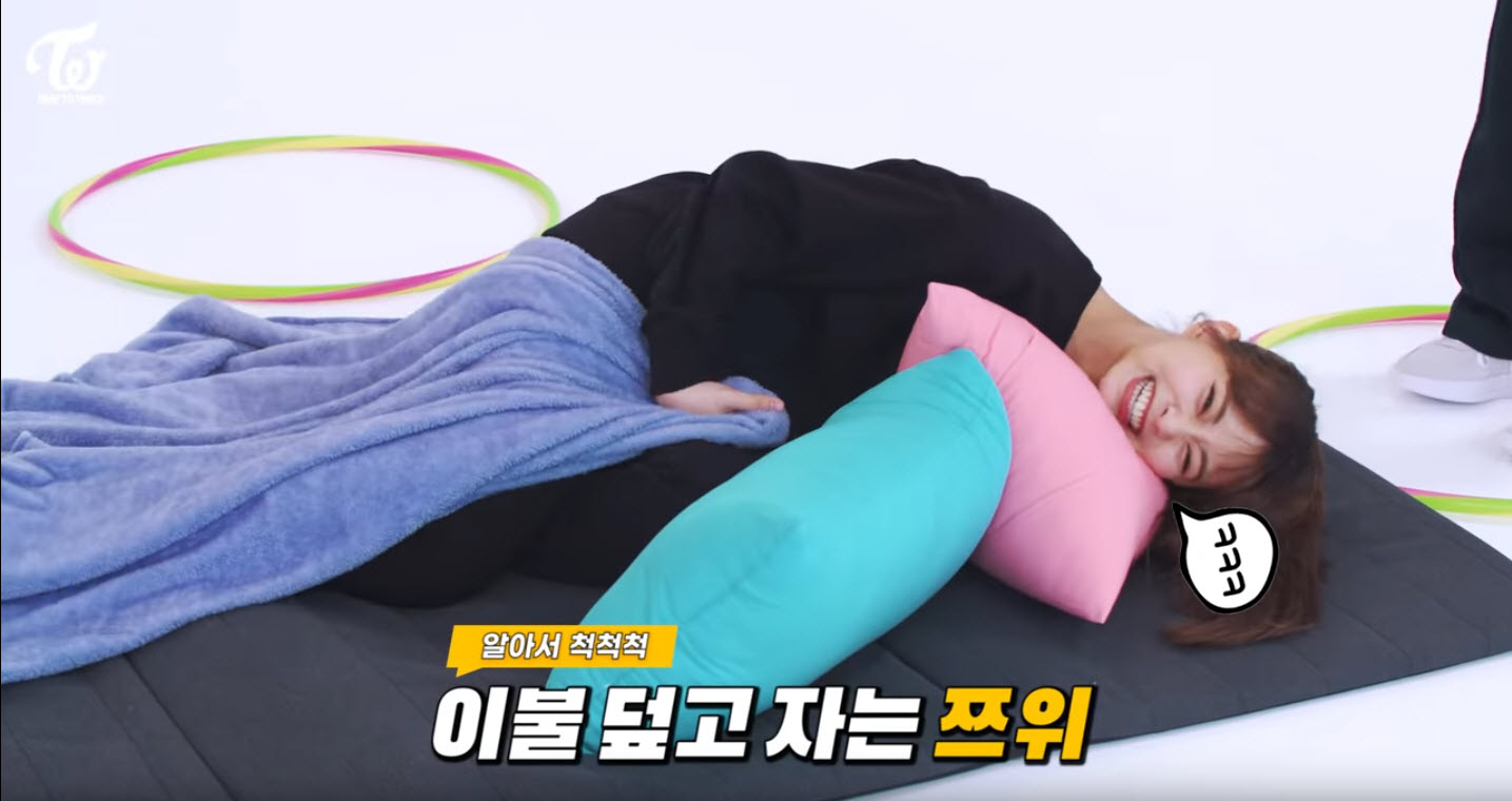 tzuyu-pull-up-blanket.jpg