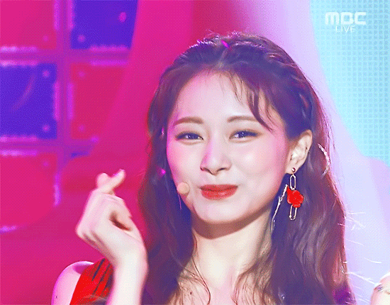 Tzuyu-Hand-Heart-Air-Kiss-2020-06-13-MBC-show-champ.gif