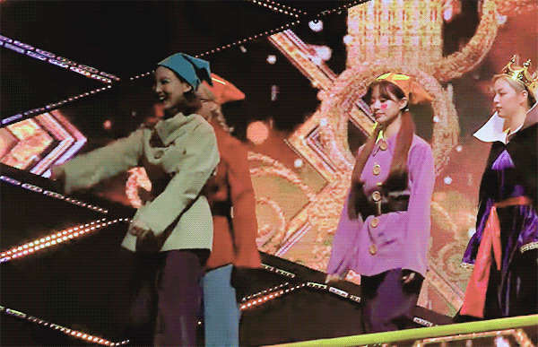 2020-06-26-snow-white-more-and-more-tzuyu-2.gif