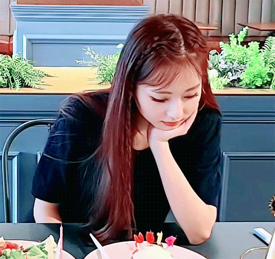 tzuyu-2020-06-14-vlive-looking-chat.gif