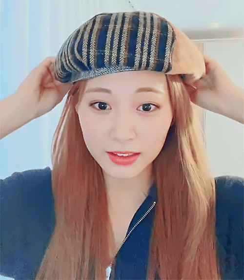Tzuyu-with-her-design-hat-2020-09-07-vlive.gif