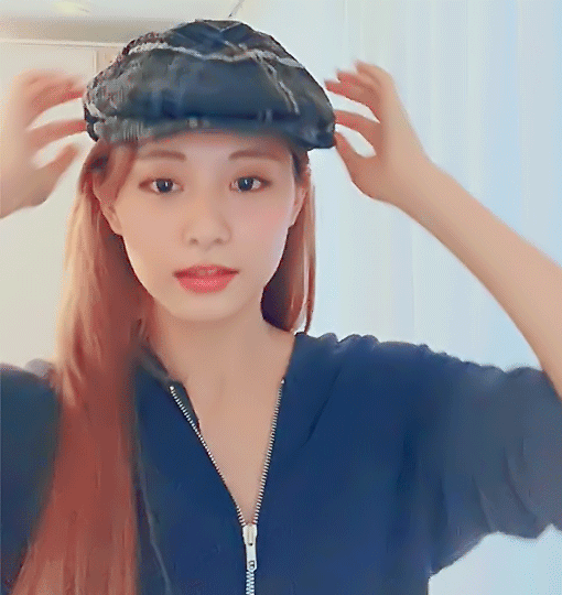 Tzuyu-with-her-design-hat-2020-09-07-vlive-3.gif