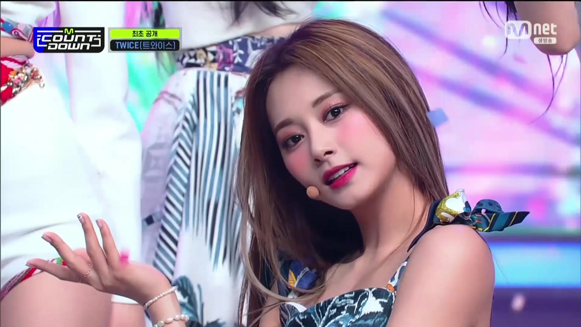 tzuyu-2021-06-10-cap-MNET-A.jpg