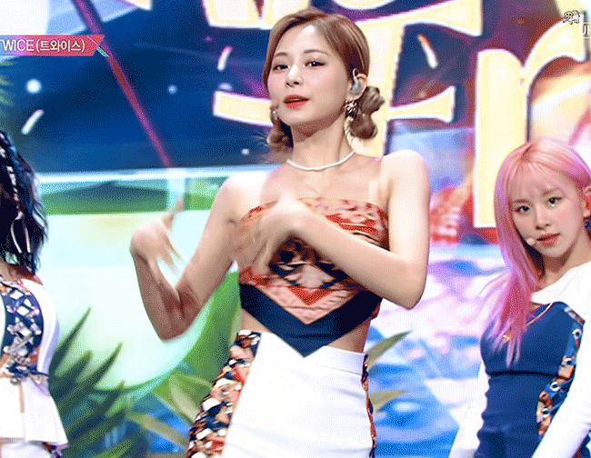 Hairstyle-Double-Lower-Buns-Tzuyu-2021-06-18-MusicBank-A.gif