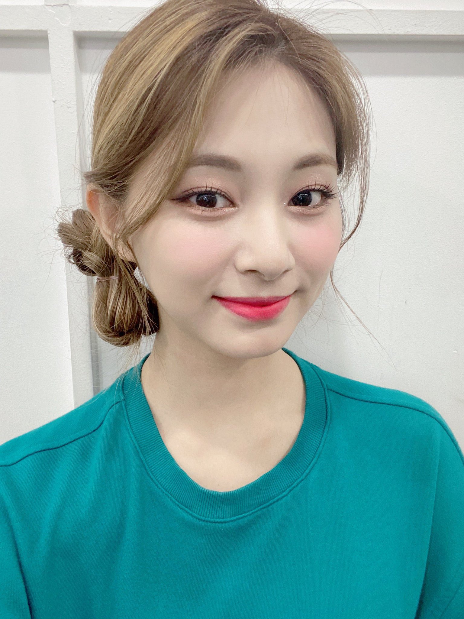 Hairstyle-TWIN-Lower-Buns-Tzuyu-2021-06-18.jpg