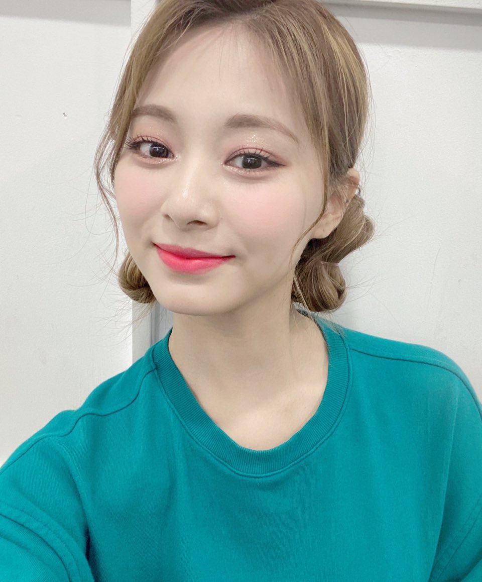 Hairstyle-TWIN-Lower-Buns-Tzuyu-2021-06-18-part-2.jpg