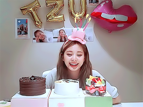 (HBD)Tzuyu-BIG_SMILE_with-cake-candles-hat-2021-06-14.gif