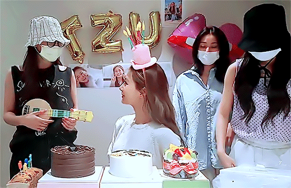 (HBD)Tzuyu-with-Unnies-VLIVE-2021-06-14.gif