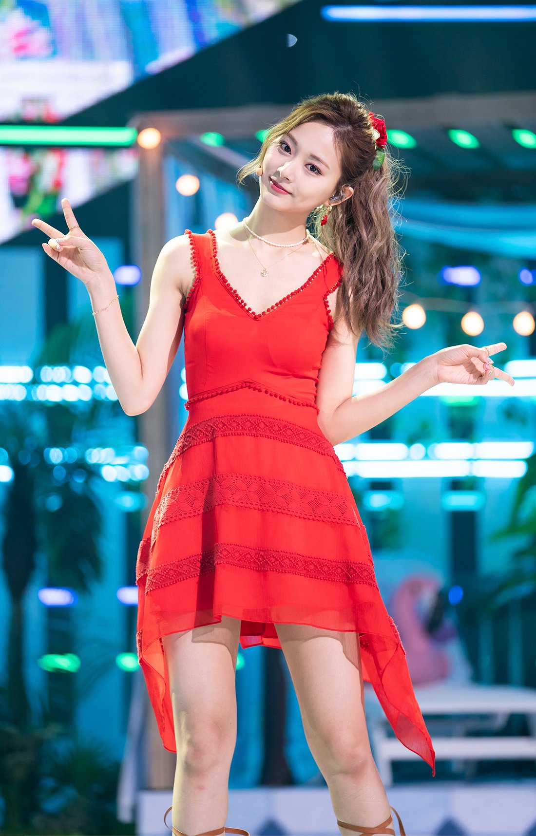 Peace-Gesture-Tzuyu-2021-06-13-Inkigayo-B.jpg