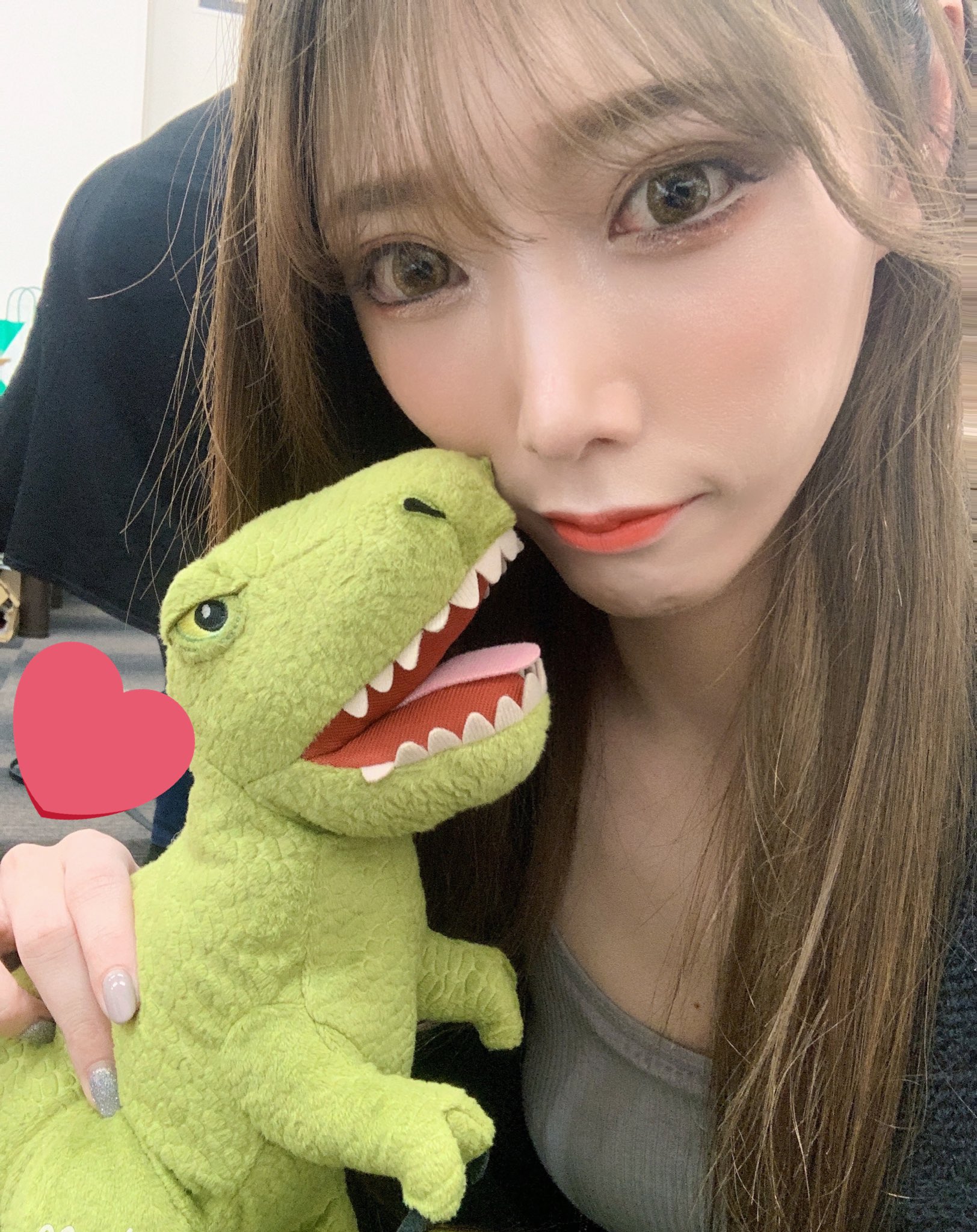 赤井沙希-2021-B-with-Dino.jpg