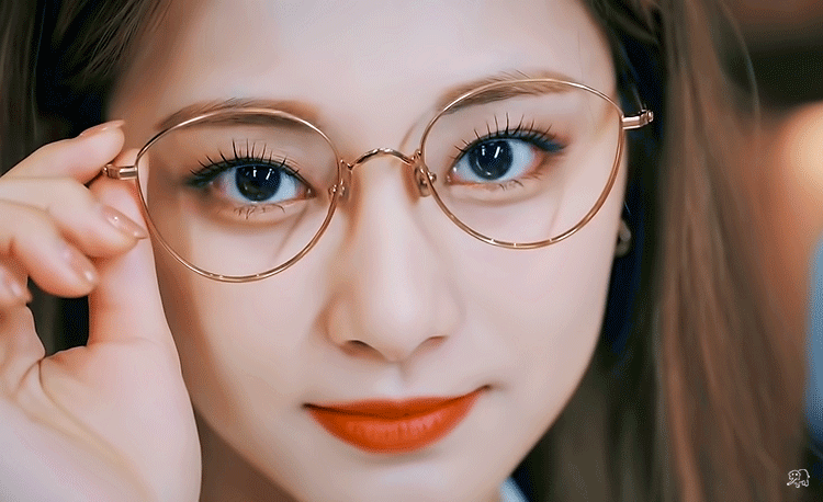 glasses-tzuyu-2021-June.gif