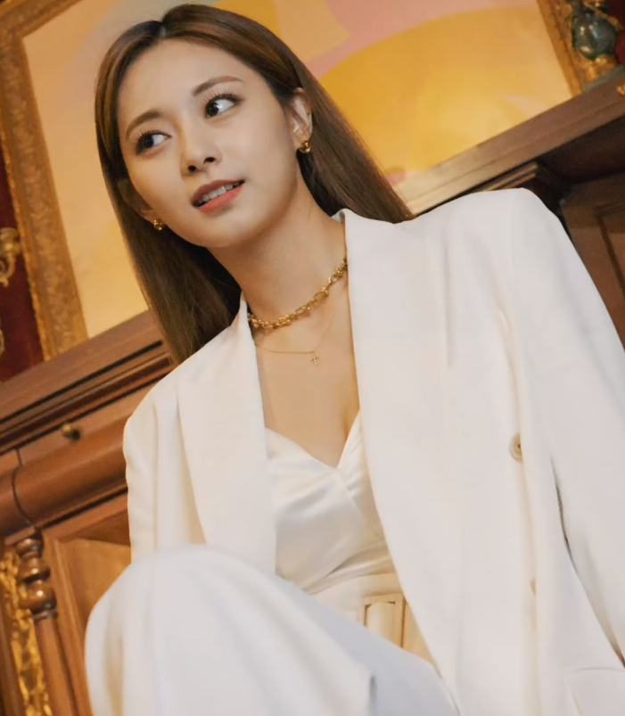 white-suit-tzuyu-chou-1.png