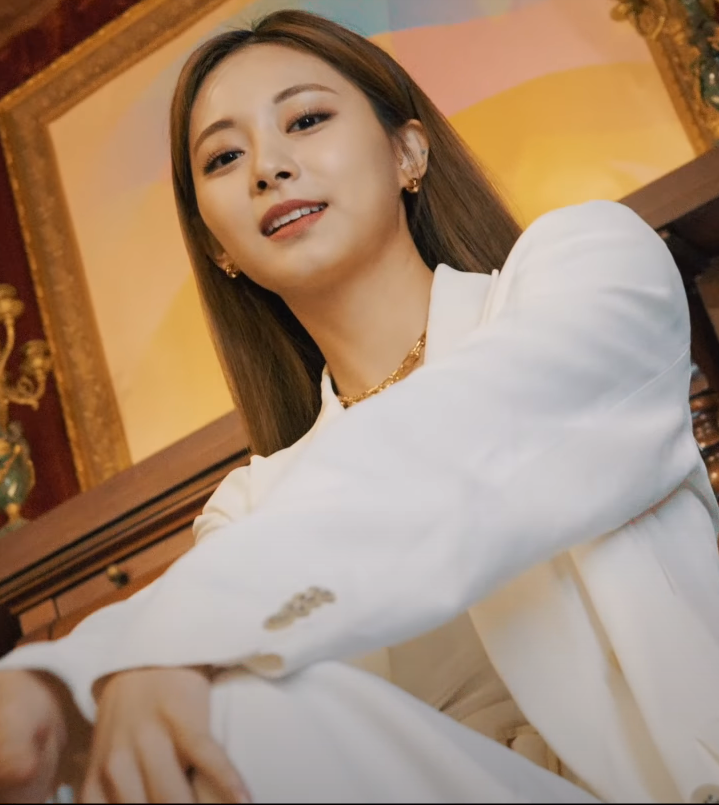 white-suit-tzuyu-chou-2.png