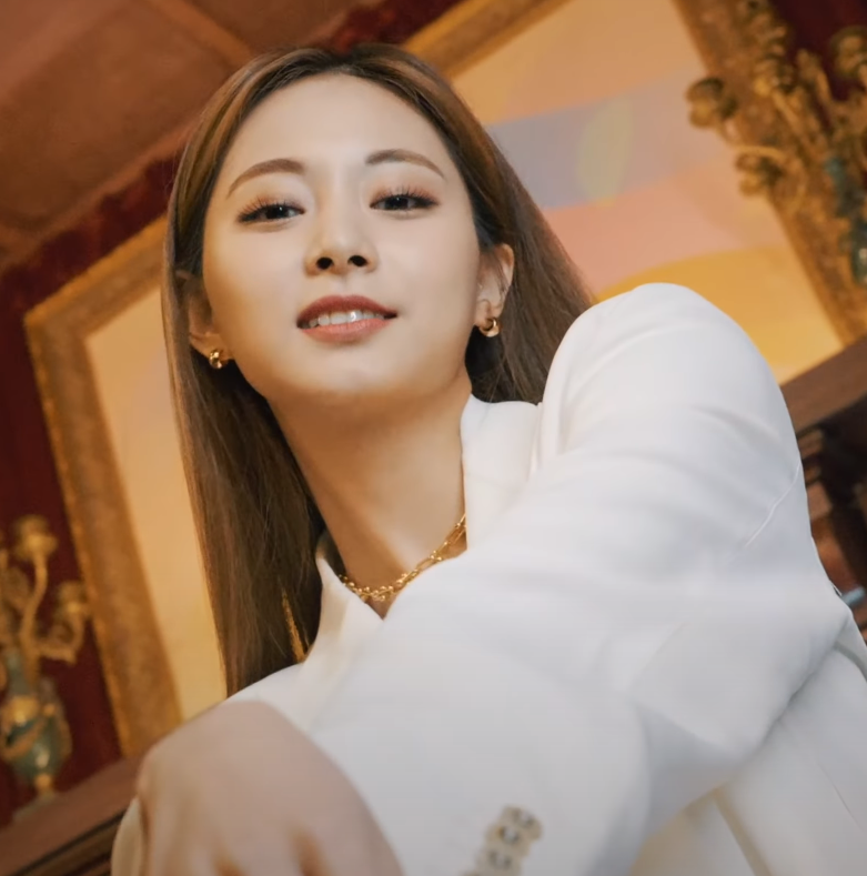 white-suit-tzuyu-chou-3.png