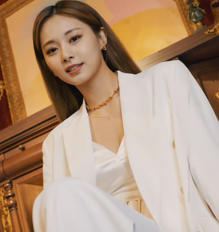 white-suit-tzuyu-chou-4.png