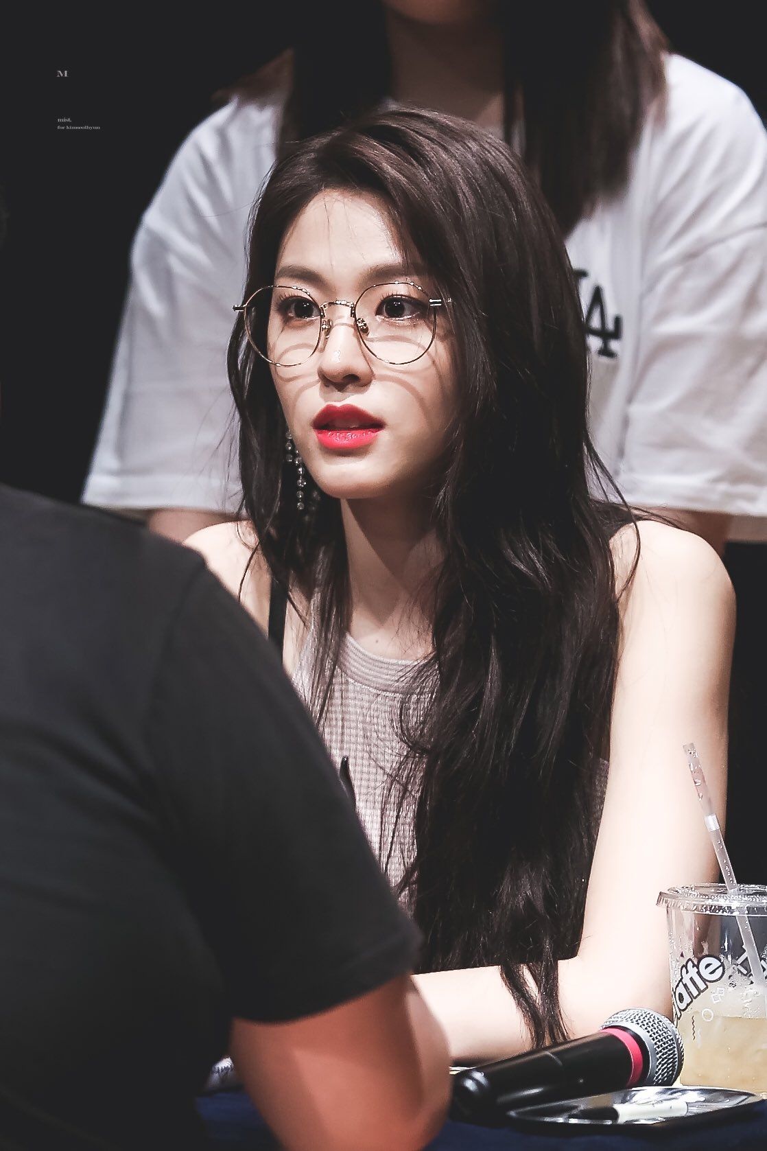 雪炫AOA-2018-Wearing-Glasses-Fan-Sign-Event.jpg