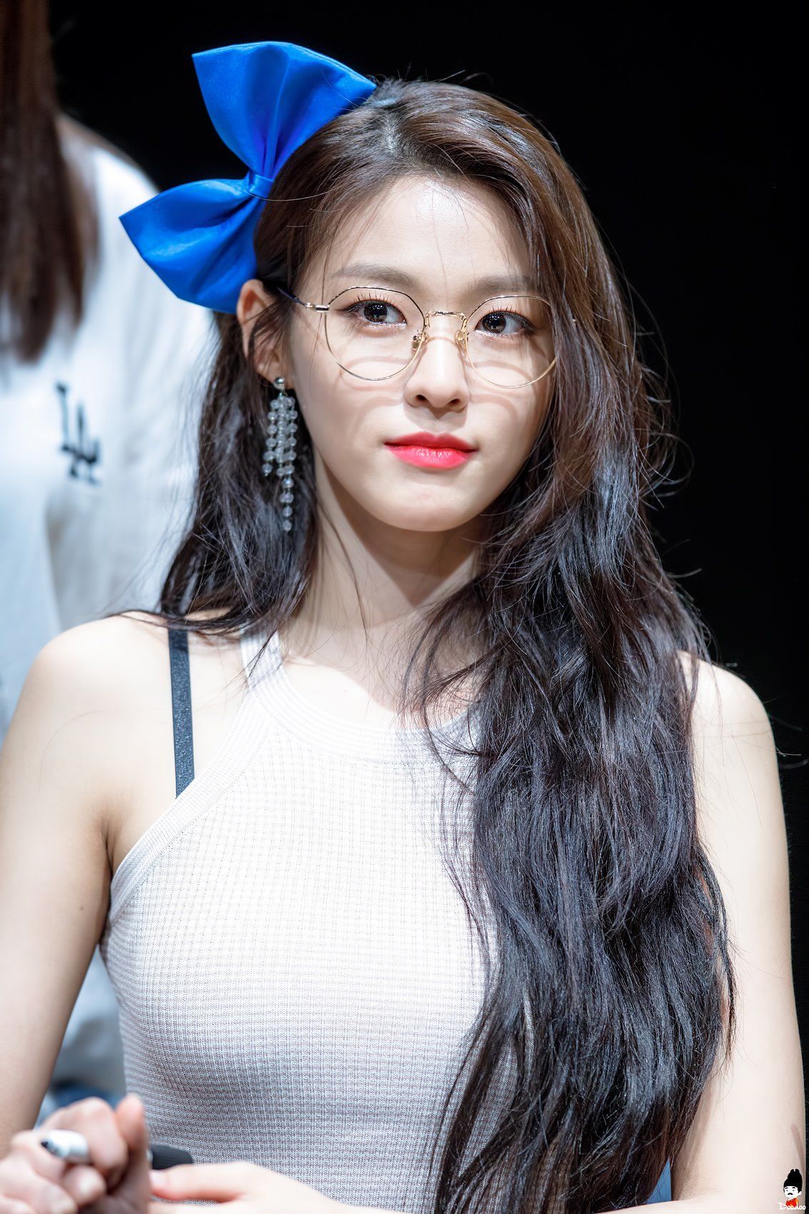 雪炫AOA-2018-Wearing-Glasses-Fan-Sign-Event-Cute.jpg