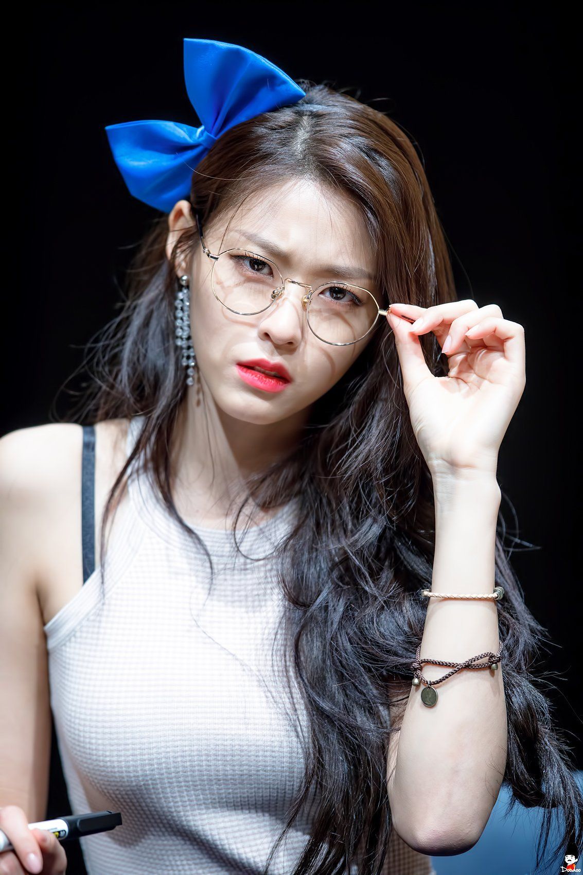 雪炫AOA-2018-Wearing-Glasses-Fan-Sign-Event-Suspect-Looking.jpg