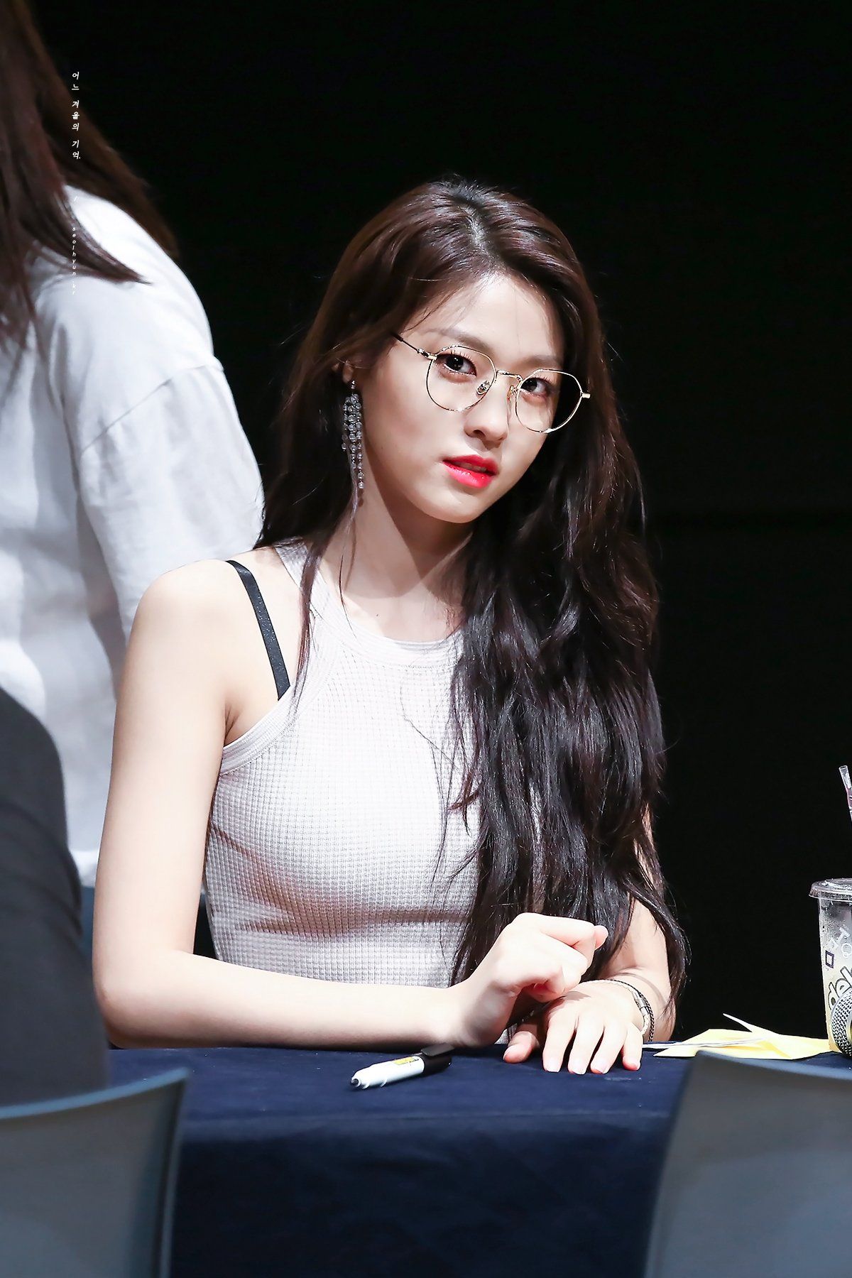 雪炫AOA-2018-Wearing-Glasses-Fan-Sign-Event-眼鏡.jpg