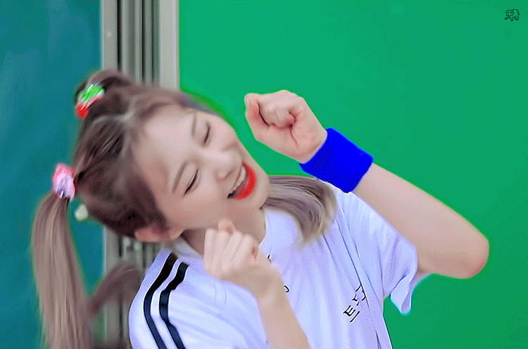 double-pigtails-tzuyu-ponytail-2021-08-13.gif