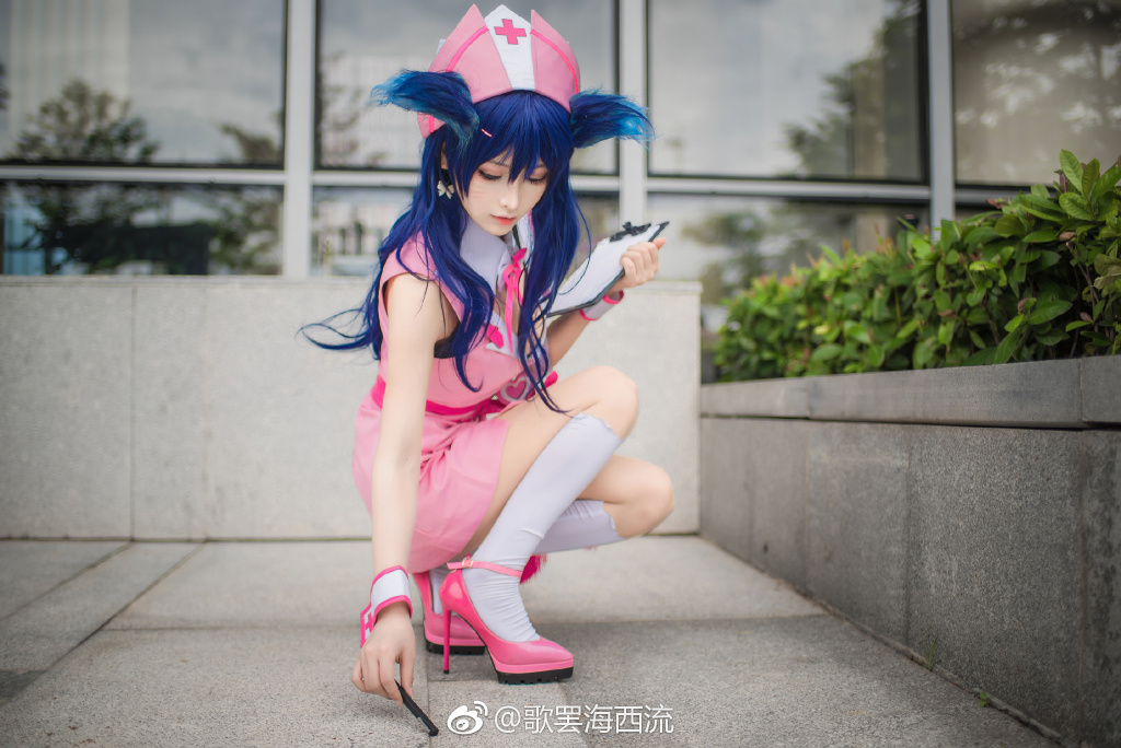 LOL-Ahri-Cosplay-Pink-Nurse-Costume-8.jpg