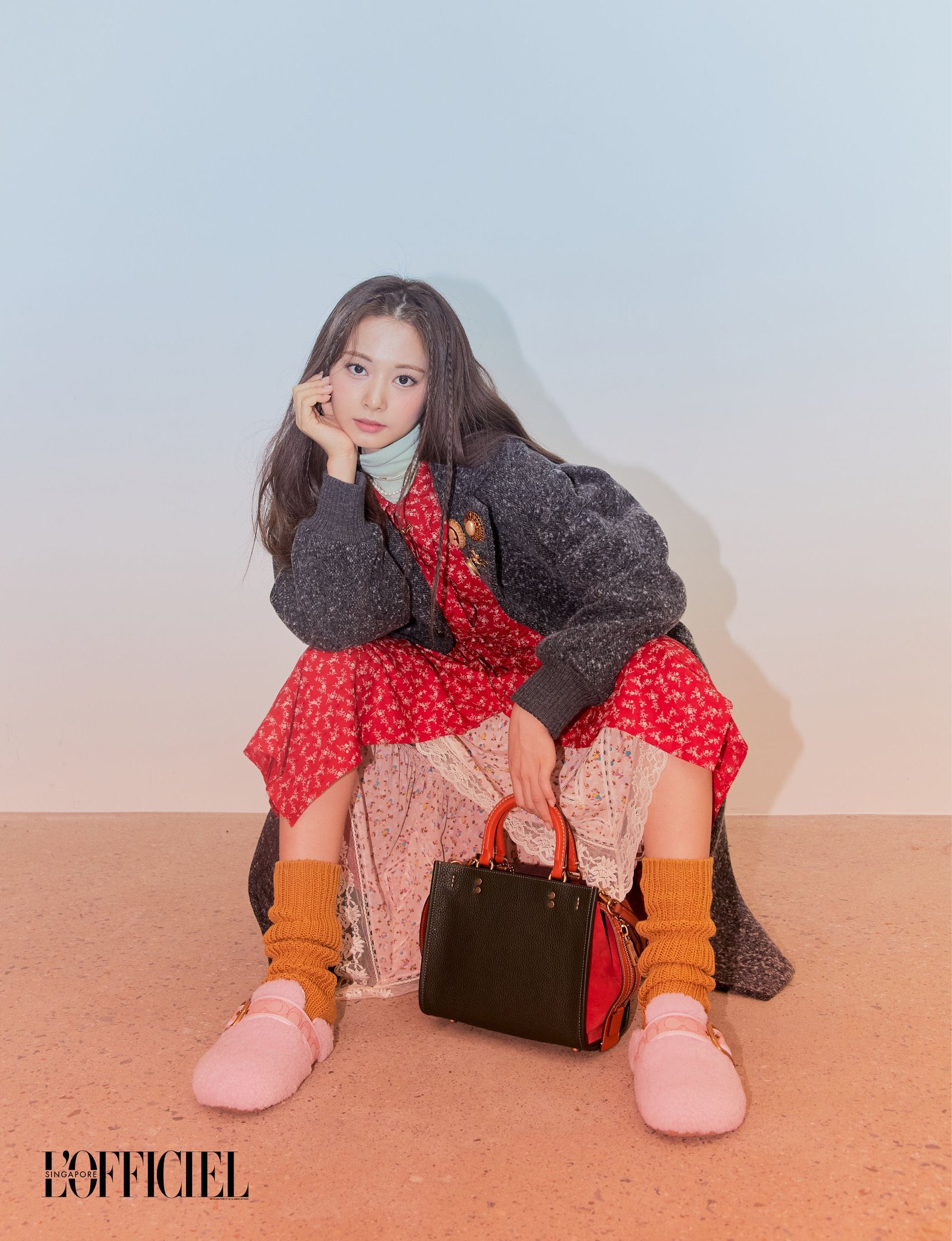 L'officiel-Tzuyu-Black-Red-Coach-1.jpg